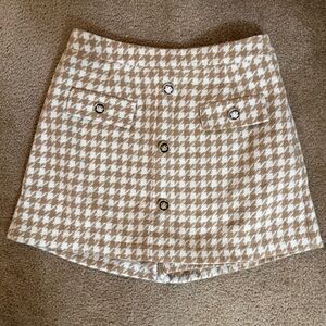 Entro Tan and White Houndstooth Mini Skirt